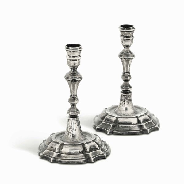 Coppia di candelieri in argento. Alto Veneto (Trieste?), seconda met XVIII secolo, marchi consunti di difficile lettura  - Asta Dimore italiane - Associazione Nazionale - Case d'Asta italiane