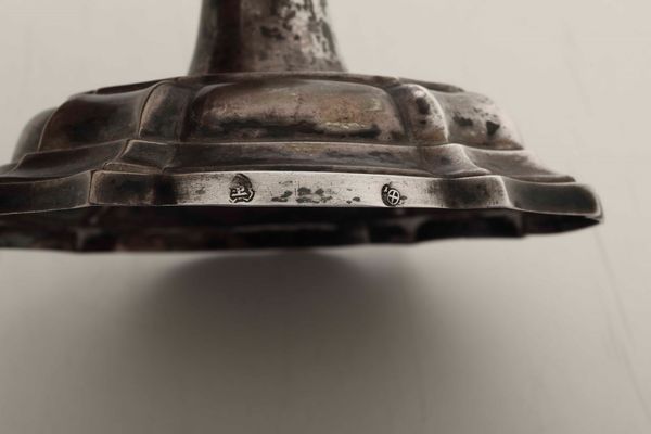Coppia di candelieri in argento. Alto Veneto (Trieste?), seconda met XVIII secolo, marchi consunti di difficile lettura  - Asta Dimore italiane - Associazione Nazionale - Case d'Asta italiane