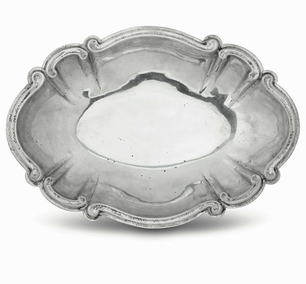 Centrotavola in argento fuso e sbalzato. Argenteria italiana del XX secolo  - Asta Dimore italiane - Associazione Nazionale - Case d'Asta italiane