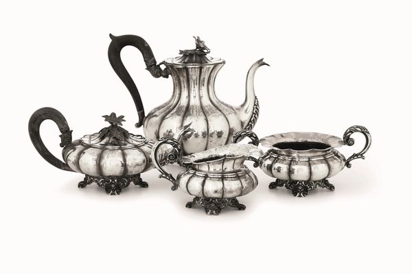 Servizio da t e caff in argento fuso, sbalzato e cesellato. Paesi Bassi, XX secolo  - Asta Dimore italiane - Associazione Nazionale - Case d'Asta italiane