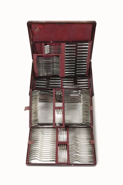 Servizio di posate in argento fuso e cesellato. Argenteria italiana del XX secolo, argentiere Clementi, Bologna  - Asta Dimore italiane - Associazione Nazionale - Case d'Asta italiane