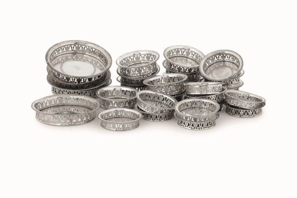 Insieme di cinque sottobottiglie e 12 + 10 sottobicchieri in argento sbalzato e traforato. Argenteria lombardo-veneta del XIX secolo  - Asta Dimore italiane - Associazione Nazionale - Case d'Asta italiane