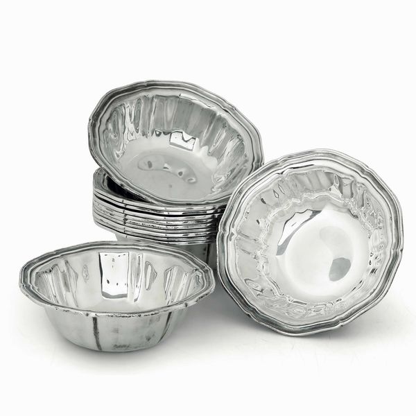 Dodici coppette in argento fuso. Argenteria italiana del XX secolo  - Asta Dimore italiane - Associazione Nazionale - Case d'Asta italiane