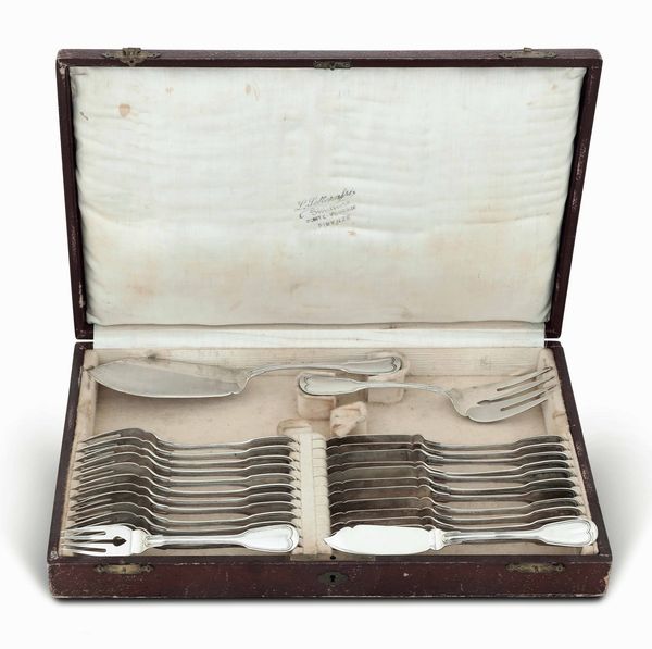 Servizio di posate da pesce in argento. Argenteria italiana del XX secolo. Argentiere Clementi, Bologna  - Asta Dimore italiane - Associazione Nazionale - Case d'Asta italiane