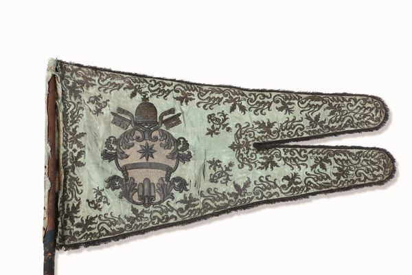 Stendardo in damasco di seta azzurro  - Asta Dimore italiane - Associazione Nazionale - Case d'Asta italiane