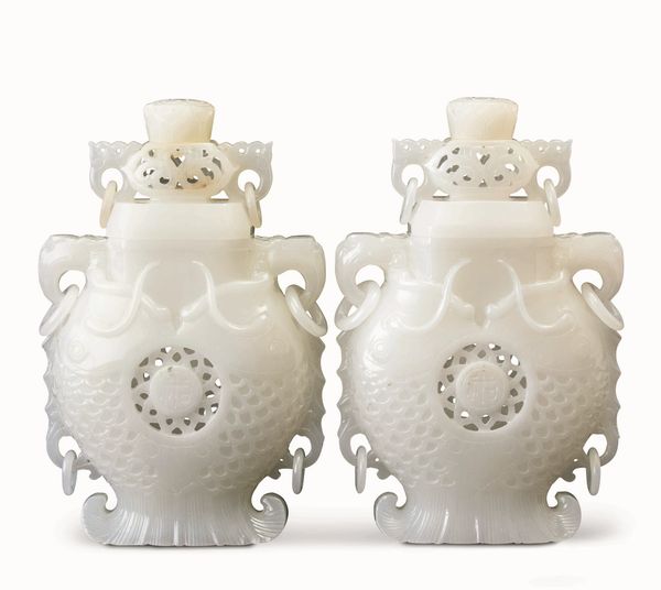 Coppia di vasi con coperchio in giada bianca con decori a traforo, Cina, XX secolo  - Asta Dimore italiane - Associazione Nazionale - Case d'Asta italiane