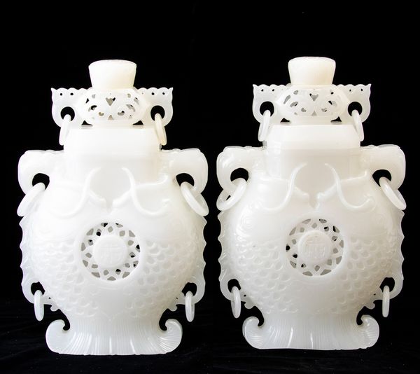 Coppia di vasi con coperchio in giada bianca con decori a traforo, Cina, XX secolo  - Asta Dimore italiane - Associazione Nazionale - Case d'Asta italiane