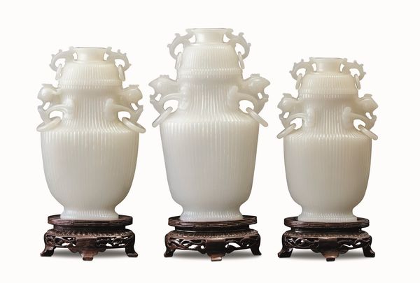 Tre vasi con coperchio in giada bianca, Cina, XX secolo  - Asta Dimore italiane - Associazione Nazionale - Case d'Asta italiane