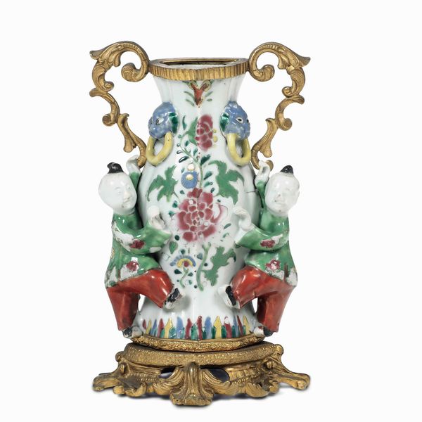 Vaso da parete in porcellana con decori floreali e figure di fanciulli a rilievo, Cina, Dinastia Qing, XIX secolo  - Asta Dimore italiane - Associazione Nazionale - Case d'Asta italiane