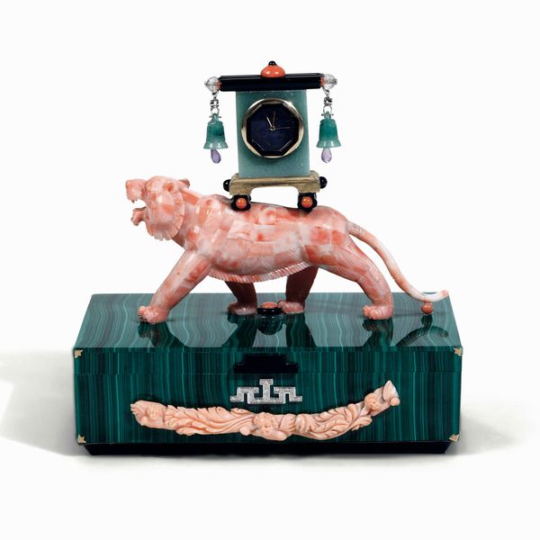 Scatola con orologio. Corallo, malachite, onice, pietre dure e argento Lavorazione artistica italiana del XX secolo Manifattura De Simone Fratelli, 1855. Torre del Greco (Na)  - Asta Dimore italiane - Associazione Nazionale - Case d'Asta italiane