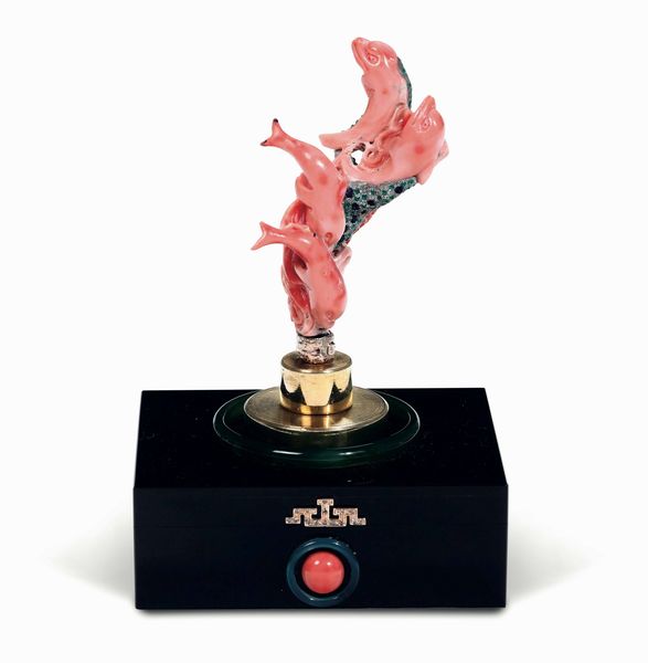 Scatola con sigillo. Onice, corallo, agata, zaffiri, rubini, diamanti e oro 9Kt. Lavorazione artistica italiana del XX secolo Manifattura De Simone Fratelli, 1855. Torre del Greco (Na)  - Asta Dimore italiane - Associazione Nazionale - Case d'Asta italiane