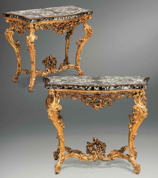 Coppia di importanti consolles in legno intagliato e dorato. Roma, XVIII secolo  - Asta Dimore italiane - Associazione Nazionale - Case d'Asta italiane