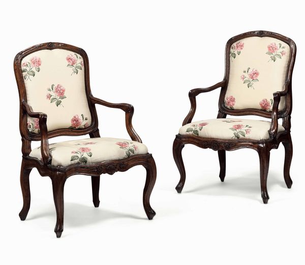 Coppia di poltrone in noce intagliato. Genova, XVIII secolo  - Asta Dimore italiane - Associazione Nazionale - Case d'Asta italiane