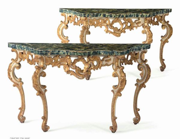 Coppia di consolles in legno intagliato, dorato, laccato e dipinto. Italia centrale, XVIII secolo  - Asta Dimore italiane - Associazione Nazionale - Case d'Asta italiane