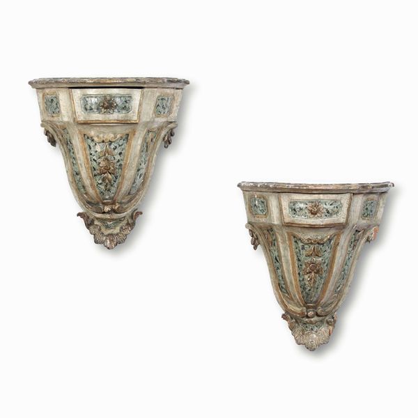 Coppia di mensole Luigi XVI in legno intagliato e laccato. Venezia XVIII secolo  - Asta Dimore italiane - Associazione Nazionale - Case d'Asta italiane