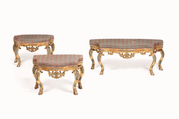 Tre panchetti in legno intagliato, laccato e dorato. Venezia XVIII secolo  - Asta Dimore italiane - Associazione Nazionale - Case d'Asta italiane