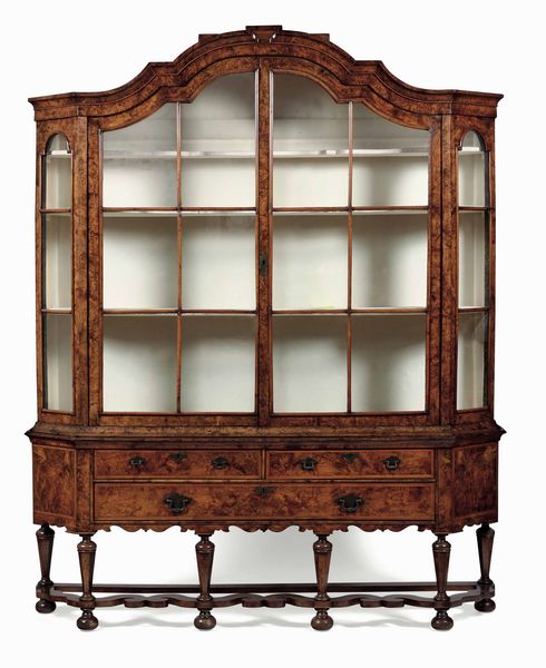 Grande vetrina impiallacciata in radica di noce. Olanda, XVIII secolo  - Asta Dimore italiane - Associazione Nazionale - Case d'Asta italiane
