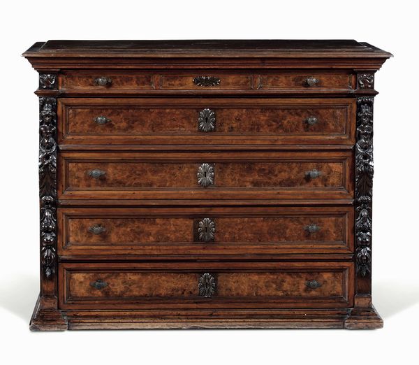 Cassettone in noce e radica di noce. Roma, inizi XVIII secolo  - Asta Dimore italiane - Associazione Nazionale - Case d'Asta italiane