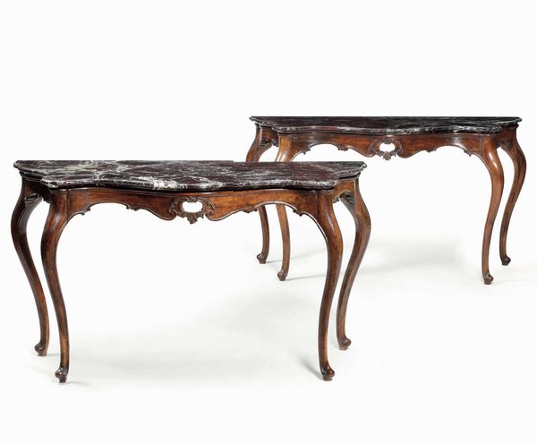 Coppia di consolles in legno di forma mossa con fascia intagliata e traforata. Veneto, XVIII secolo  - Asta Dimore italiane - Associazione Nazionale - Case d'Asta italiane