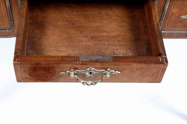 Scrittoio a rullo lastronato, filettato e intarsiato. Francia, XIX secolo  - Asta Dimore italiane - Associazione Nazionale - Case d'Asta italiane