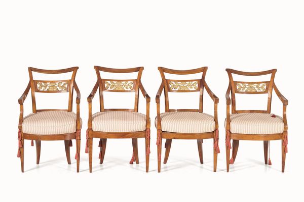 Gruppo di quattro poltrone e quattro sedie con schienale a cartella intagliata e dorata. XIX secolo  - Asta Dimore italiane - Associazione Nazionale - Case d'Asta italiane