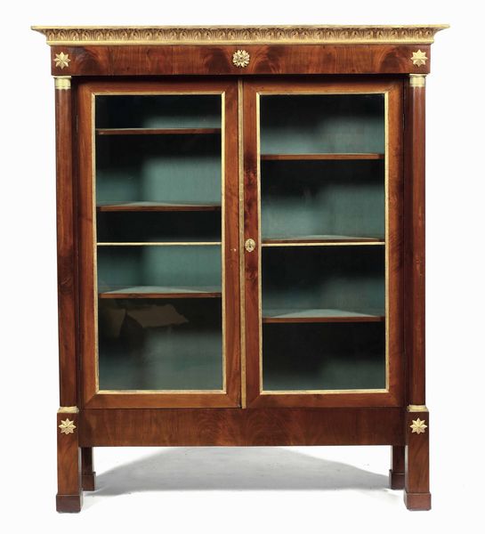 Credenza lastronata in mogano a due ante in vetro. XIX secolo  - Asta Dimore italiane - Associazione Nazionale - Case d'Asta italiane