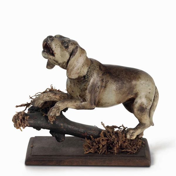 Scultura da presepe raffigurante cane su base con inserti di elementi naturalistici. Napoli, XIX secolo  - Asta Dimore italiane - Associazione Nazionale - Case d'Asta italiane