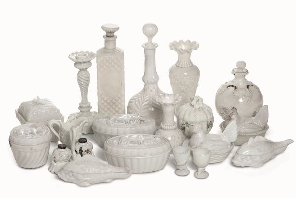 Diciannove oggetti in vetro lattimo, fine XIX e inizio XX secolo  - Asta Dimore italiane - Associazione Nazionale - Case d'Asta italiane