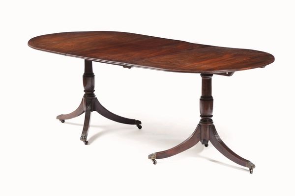 Tavolo allungabile lastronato in mogano e otto sedie con schienale a cartella intagliata. Inghilterra, XIX secolo  - Asta Dimore italiane - Associazione Nazionale - Case d'Asta italiane