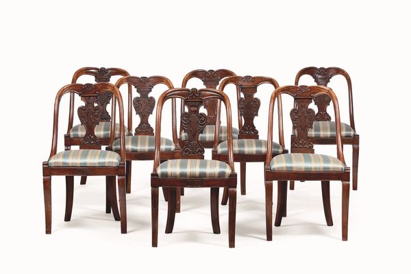 Tavolo allungabile lastronato in mogano e otto sedie con schienale a cartella intagliata. Inghilterra, XIX secolo  - Asta Dimore italiane - Associazione Nazionale - Case d'Asta italiane