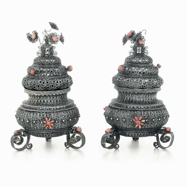 Coppia di bruciaprofumi in filigrana d�argento e corallo. Arte Italiana del XVIII secolo, probabilmente Sicilia  - Asta Dimore italiane - Associazione Nazionale - Case d'Asta italiane