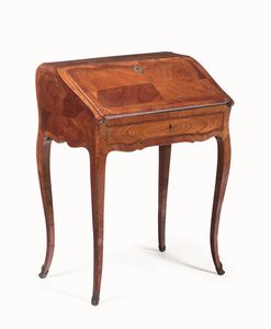 Piccolo bureau Luigi XV lastronato in bois de rose. Francia o Piemonte, XVIII secolo  - Asta Dimore italiane - Associazione Nazionale - Case d'Asta italiane