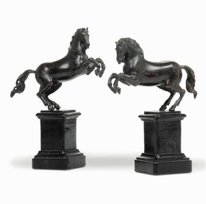 Coppia di cavalli rampanti in bronzo fuso e cesellato. Fonditore italiano del XVII-XVIII secolo  - Asta Dimore italiane - Associazione Nazionale - Case d'Asta italiane