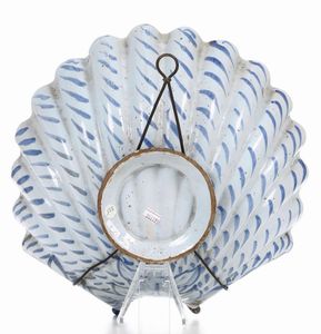 Bacinella a forma di conchiglia<BR>Pavia, XIX secolo (?)<BR>  - Asta Dimore italiane - Associazione Nazionale - Case d'Asta italiane