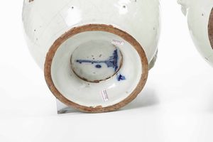 Coppia di grandi vasi e due coperchi<BR>Italia centrale (?), XX secolo<BR>  - Asta Dimore italiane - Associazione Nazionale - Case d'Asta italiane