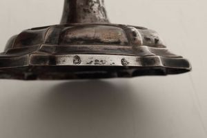 Coppia di candelieri in argento. Alto Veneto (Trieste?), seconda met XVIII secolo, marchi consunti di difficile lettura  - Asta Dimore italiane - Associazione Nazionale - Case d'Asta italiane