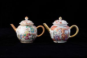 Due teiere in porcellana raffiguranti scene di vita comune e paesaggi entro riserve e lumeggiature in color oro, Cina, Dinastia Qing, epoca Qianlong (1736-1796)  - Asta Dimore italiane - Associazione Nazionale - Case d'Asta italiane