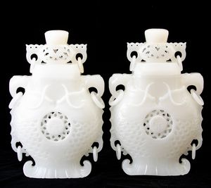 Coppia di vasi con coperchio in giada bianca con decori a traforo, Cina, XX secolo  - Asta Dimore italiane - Associazione Nazionale - Case d'Asta italiane