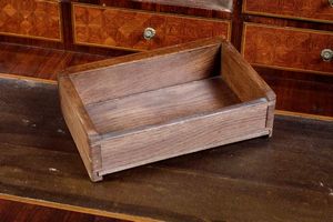 Scrittoio a rullo lastronato, filettato e intarsiato. Francia, XIX secolo  - Asta Dimore italiane - Associazione Nazionale - Case d'Asta italiane