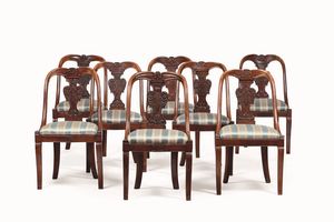 Tavolo allungabile lastronato in mogano e otto sedie con schienale a cartella intagliata. Inghilterra, XIX secolo  - Asta Dimore italiane - Associazione Nazionale - Case d'Asta italiane