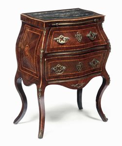 Comodino lastronato in palissandro e filettato. Sicilia, XVIII secolo  - Asta Dimore italiane - Associazione Nazionale - Case d'Asta italiane