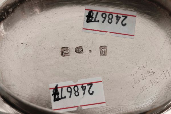 Importante epergne in argento sterling fuso, sbalzato, traforato e cesellato. Londra 1766 Argentiere Emick Romer  - Asta L'art de la table - Associazione Nazionale - Case d'Asta italiane