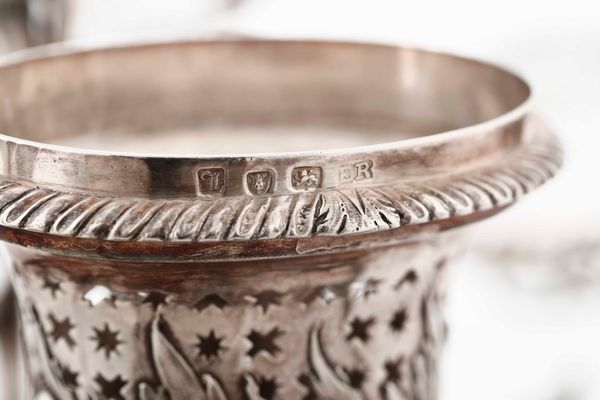 Importante epergne in argento sterling fuso, sbalzato, traforato e cesellato. Londra 1766 Argentiere Emick Romer  - Asta L'art de la table - Associazione Nazionale - Case d'Asta italiane