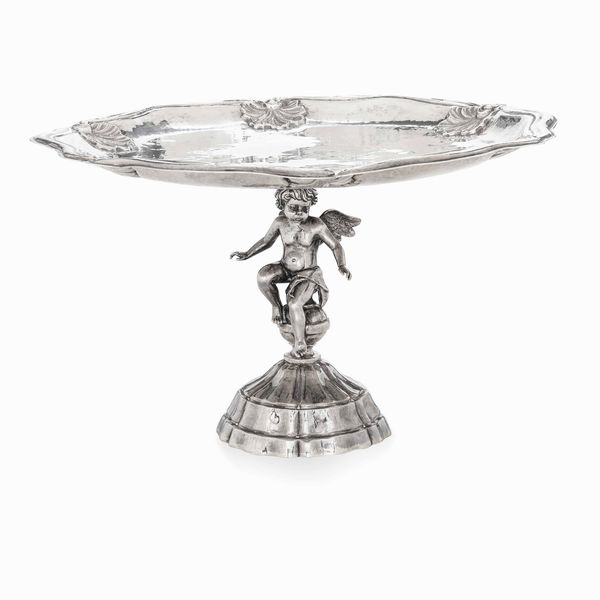 Alzata in argento sterling, sbalzato e cesellato. Argenteria dellEuropa centrale. Prima met del XX secolo.  - Asta L'art de la table - Associazione Nazionale - Case d'Asta italiane