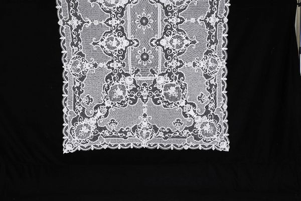 Tovaglia con 12 tovaglioli  - Asta L'art de la table - Associazione Nazionale - Case d'Asta italiane