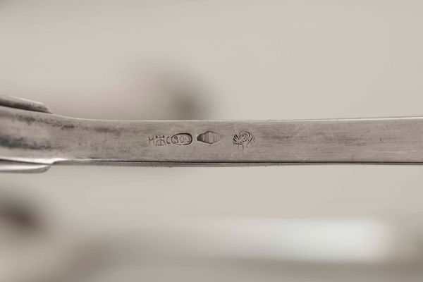 Set di posate in argento. Argenteria italiana del XX secolo. Bollo con fascio littorio in uso dal 1935 al 1945. Argentiere Clementi, Bologna  - Asta L'art de la table - Associazione Nazionale - Case d'Asta italiane