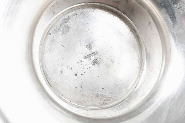 Portabottiglie in argento fuso, sagomato e cesellato. Argenteria artistica milanese del XX secolo. Argentiere Miracoli.  - Asta L'art de la table - Associazione Nazionale - Case d'Asta italiane