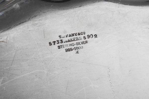 Tre vassoi in argento 925 fuso e cesellato. Tiffany & Co., USA prima met XX secolo  - Asta L'art de la table - Associazione Nazionale - Case d'Asta italiane