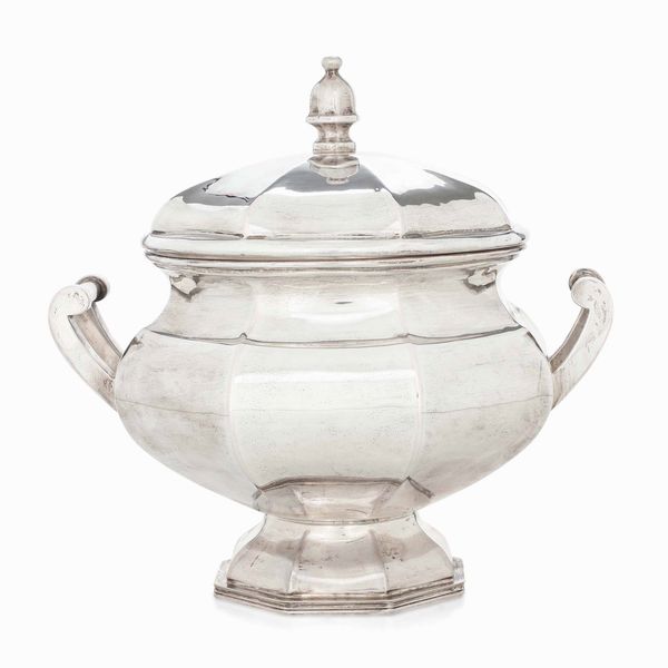 Zuppiera in argento fuso e sbalzato. Argenteria italiana del XX secolo. Argentiere I.M.A., Alessandria  - Asta L'art de la table - Associazione Nazionale - Case d'Asta italiane