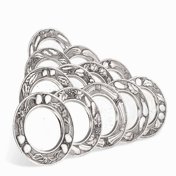 Dodici sottopiatti in argento martellato serie verdure. Argenteria artistica fiorentina del XX secolo. Argentiere Brandimarte, 1974  - Asta L'art de la table - Associazione Nazionale - Case d'Asta italiane